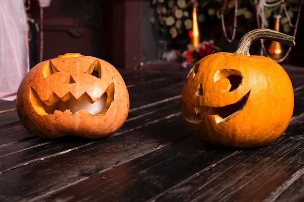 Foto da abóbora no chão de madeira como um símbolo do Halloween