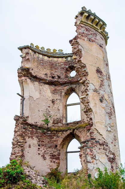 Foto da antiga torre de pedra do castelo em Nyrkiv