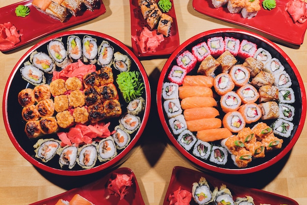 Foto da bandeja fresca do sushi do maki com muita variedade. Foco seletivo no meio do prato.