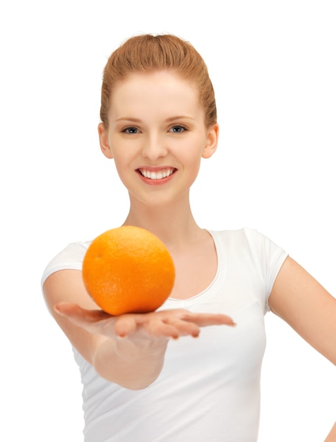 Foto da bela adolescente com laranja.