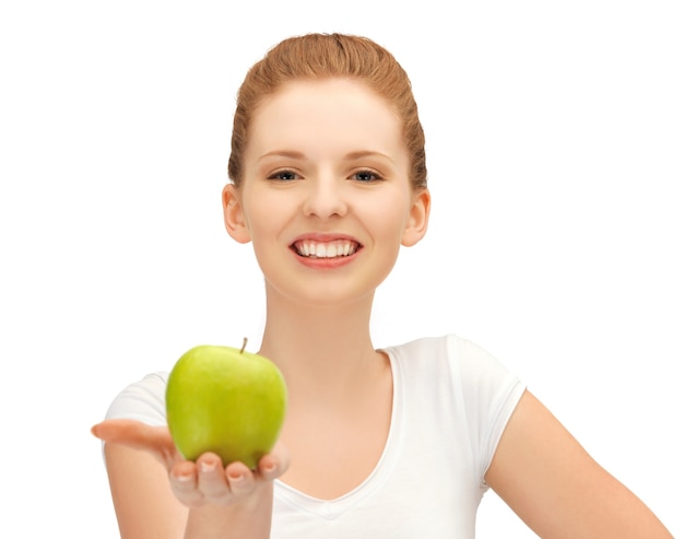 Foto da bela adolescente com maçã verde.