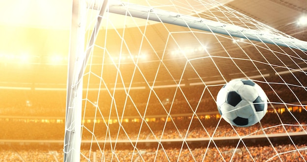Foto da bola que voa para o gol em um estádio de futebol profissional enquanto o sol brilha Estádio e torcida são feitas em 3D
