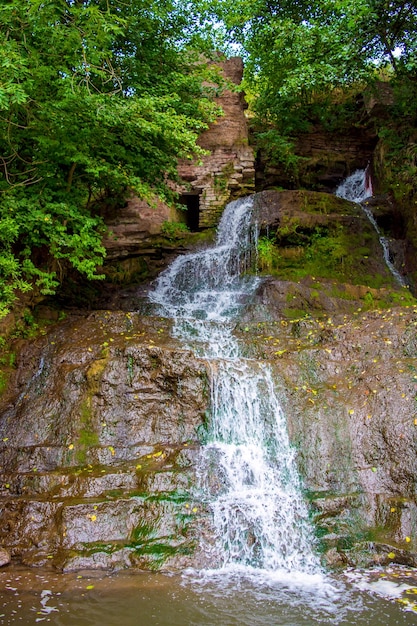 Foto da cachoeira alta nas montanhas