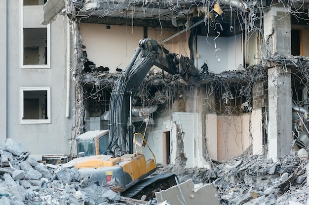 Foto da escavadeira de demolição de construção de uma casa de construção ruínas de reconstrução