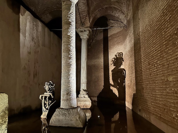 Foto da estátua da medusa górgona na cisterna da basílica