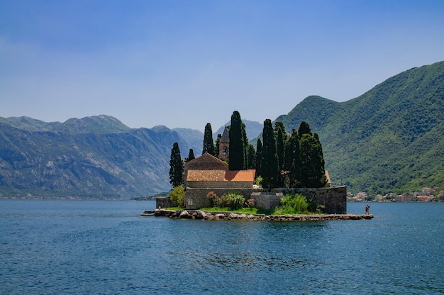 Foto da ilha de São Jorge na Baía de Kotor