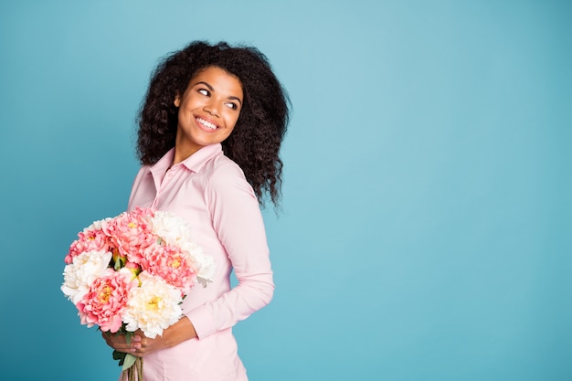 Foto da incrível modelo dama segurando grandes flores frescas olhando para o espaço da cópia