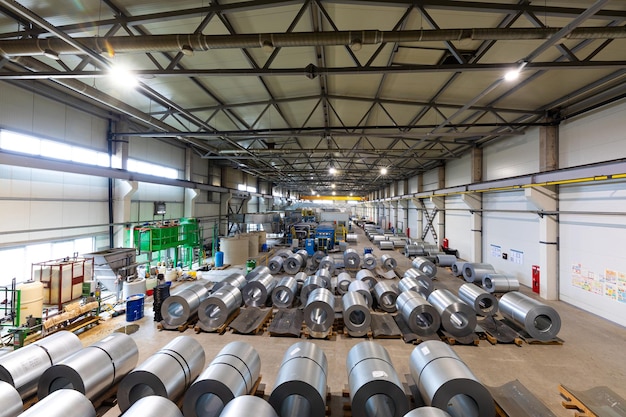 Foto da linha de produção de telha metálica para máquina perfiladeira de aço para telhado em oficina de fábrica de metalurgia