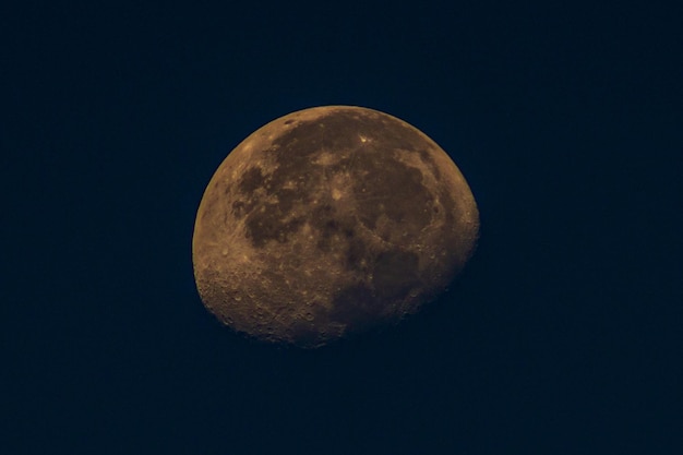 Foto da lua em uma manhã ensolarada