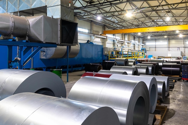 Foto foto da máquina industrial de fabricação de telhados de aço para fábrica de bobinas de telhado de chapa de metal e