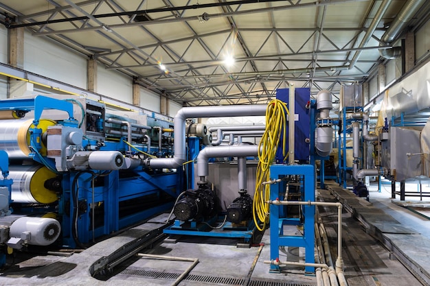 Foto da máquina perfiladeira de telhado de aço. Máquina industrial para corte de bobinas de telhado de chapa metálica. Processo de fabricação de telha de aço para telhado