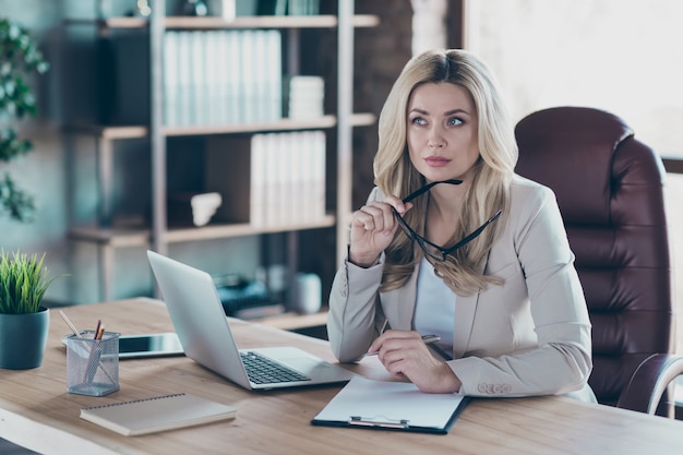 Foto da mesa do notebook think business lady decidindo a assinatura do contrato