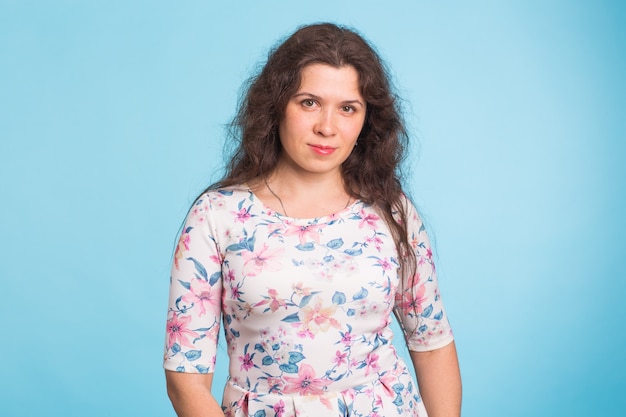 Foto da moda de uma jovem com cabelo encaracolado e um vestido branco