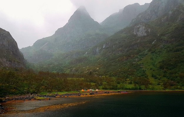 Foto da noruega com acampamento de céu nublado do monte do mar