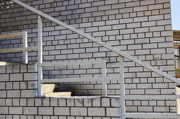 Foto da parede de tijolos brancos e escadas Subindo escadas Construção e reparo de casas