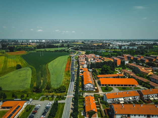 Foto da pequena cidade italiana de Poasco perto de Milan Drone em um dia ensolarado de verão