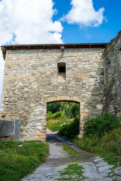 Foto da velha torre de pedra antiga do castelo em KamyanetsPodilsky