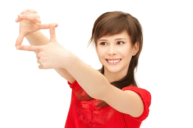 Foto foto de adolescente criando uma moldura com os dedos