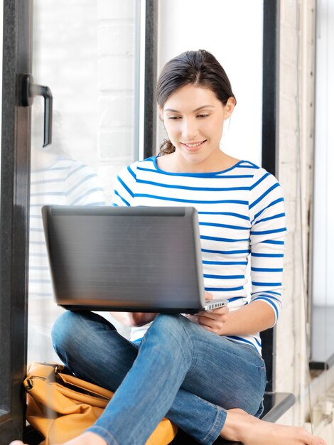 foto de adolescente feliz com laptop