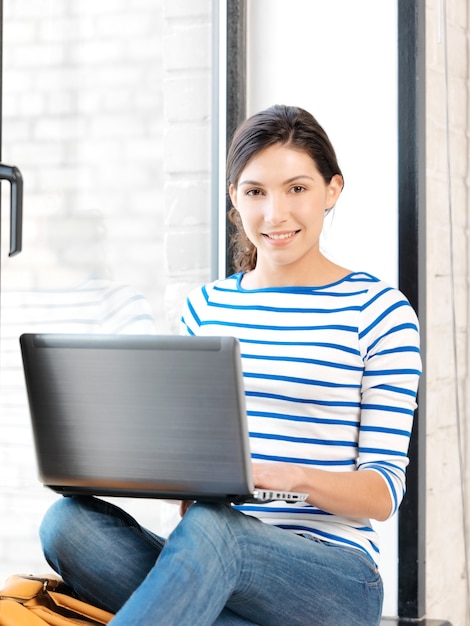 foto de adolescente feliz com laptop