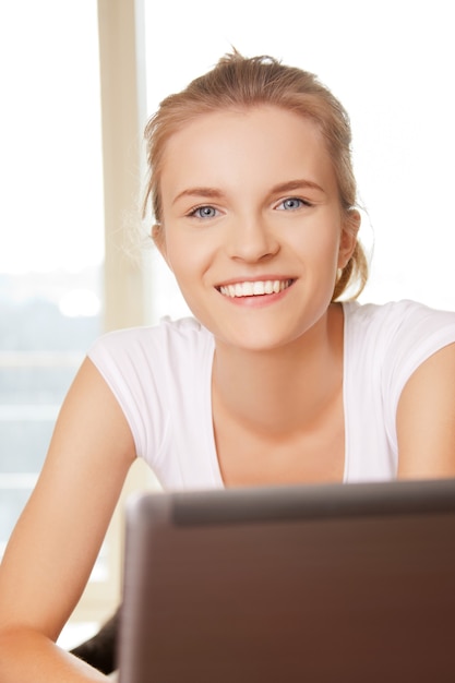 foto de adolescente feliz com laptop