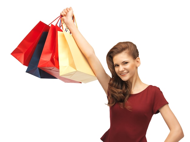 foto de adolescente feliz com sacolas de compras