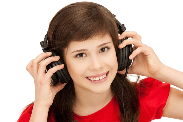 foto de adolescente feliz em grandes fones de ouvido