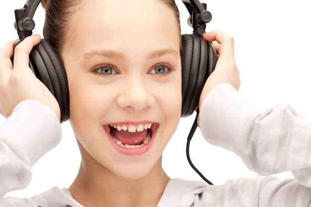 foto de adolescente feliz em grandes fones de ouvido