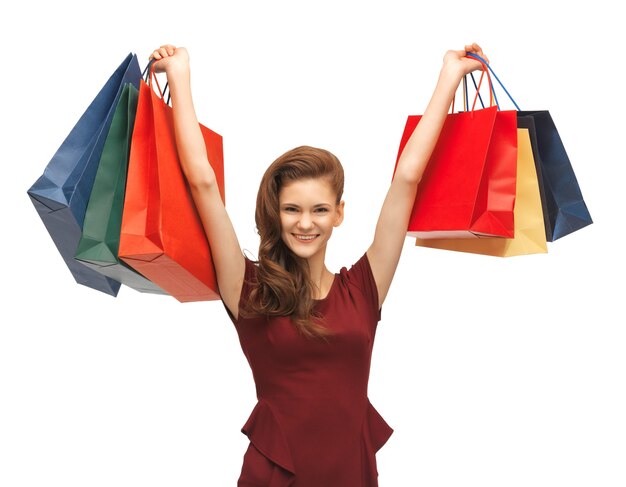 foto de adolescente vestida de vermelho com sacolas de compras