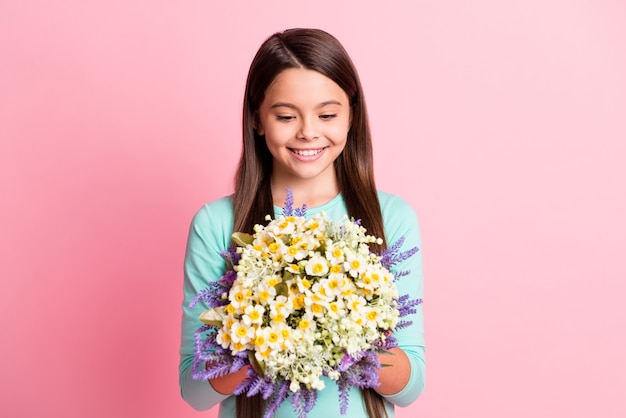 Foto de adorável fofa senhora latina longo penteado mãos segurar buquê receber flores presentes namorada feliz sorriso dentuço usar moletom turquesa isolado fundo de cor rosa