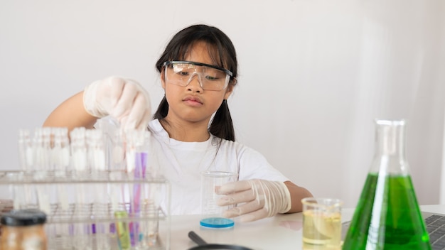 Foto de adorável jovem segurando um vidro de química