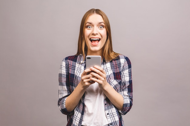 Foto de alegre bonita jovem bonita conversando pelo telefone móvel.