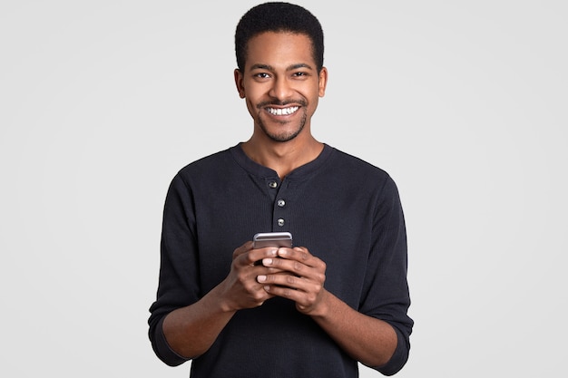 Foto de alegre homem de pele escura com sorriso