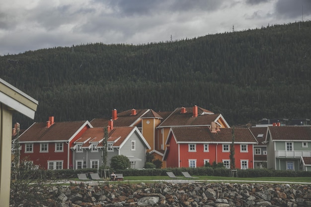 Foto de algumas casas coloridas em um belo dia na Noruega