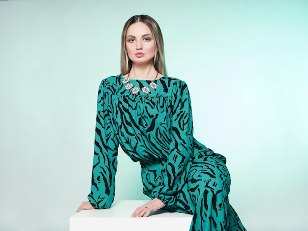 Foto de alta moda de uma bela jovem elegante em um lindo terno verde