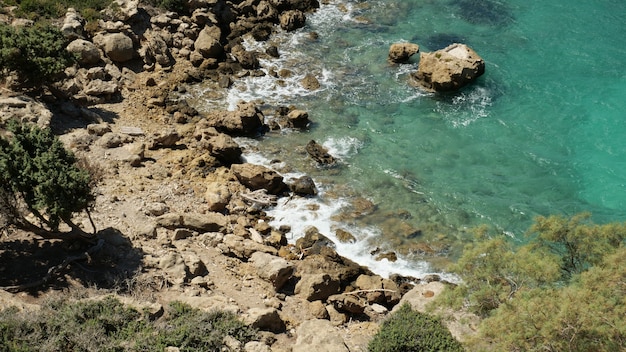 Foto de alto ângulo de uma bela praia em Creta, Grécia, capturada durante o dia