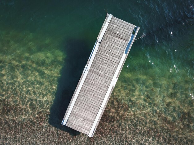 Foto de alto ângulo de uma doca à beira-mar