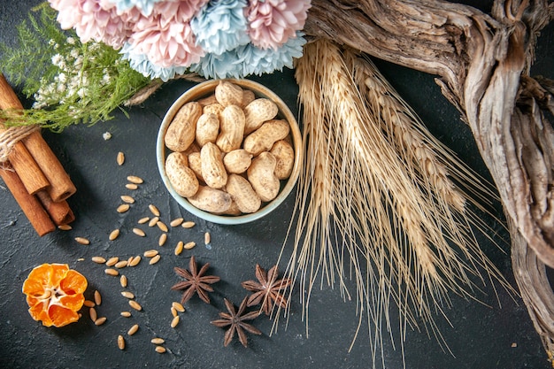 foto de amendoim fresco com flores em fundo escuro