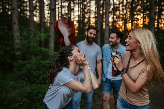 Foto de amigos felizes se divertindo na floresta