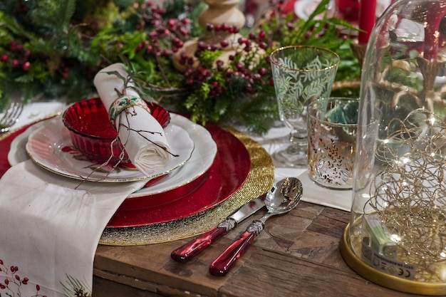 Foto de ângulo alto da ceia de Natal com óculos e enfeites em uma mesa