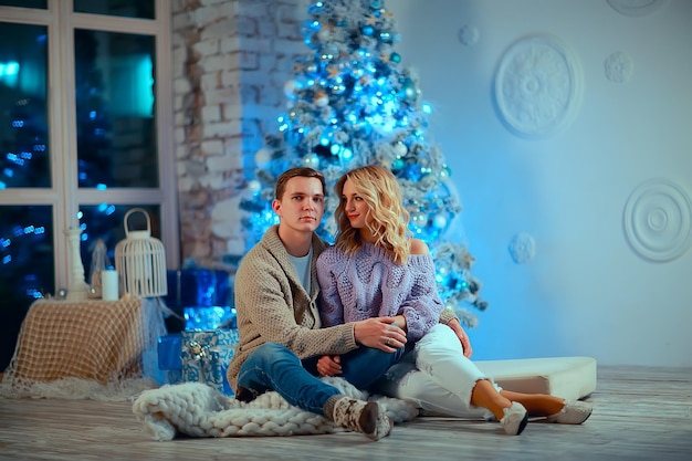 Foto de ano novo pessoas/jovem e menina no interior de natal, casa decorada aconchegante