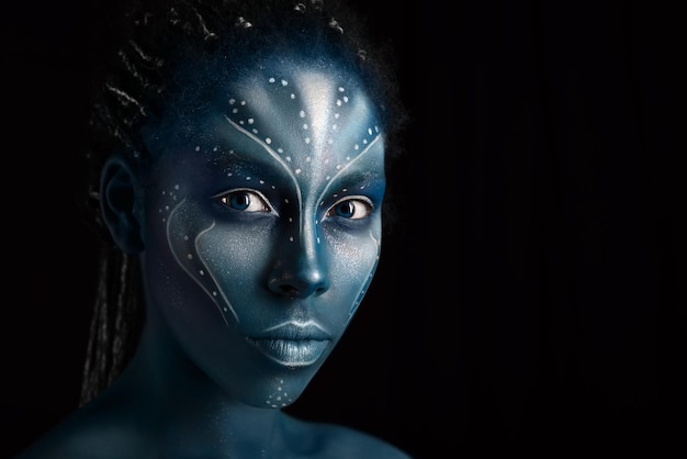 Foto de arte de mulher africana com pinturas étnicas tribais em estilo avatar