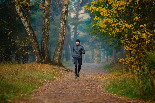 Foto de atleta correndo no parque outono