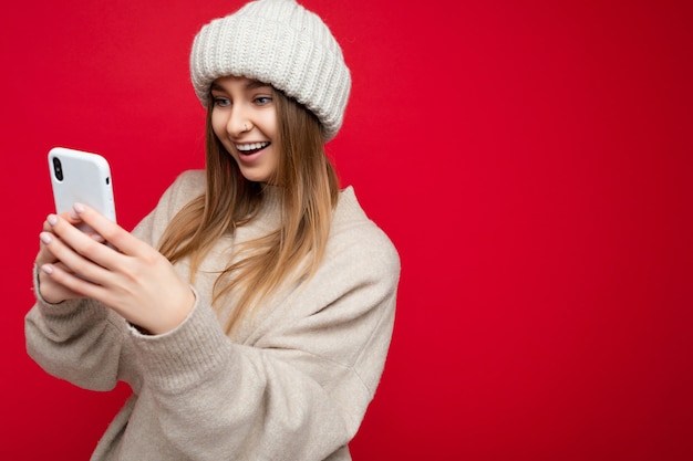 Foto de atraente feliz sorridente jovem positiva de boa aparência