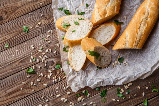 Foto de baguete com ervas