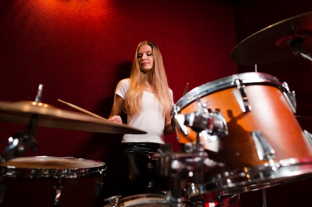 Foto de baixa visão de menina tocando bateria