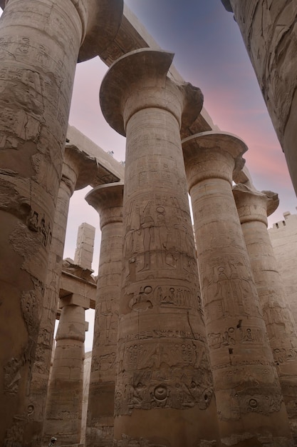 Foto de baixo ângulo de colunas com hieróglifos no templo de karnak em eg