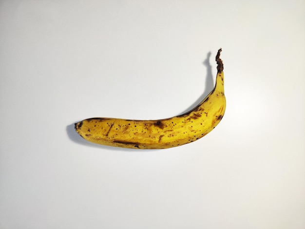 Foto de banana madura em fundo branco