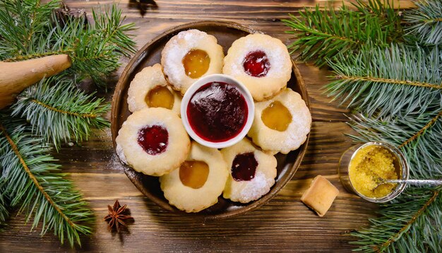 foto de biscoitos recém-cozidos com geleia para o Natal