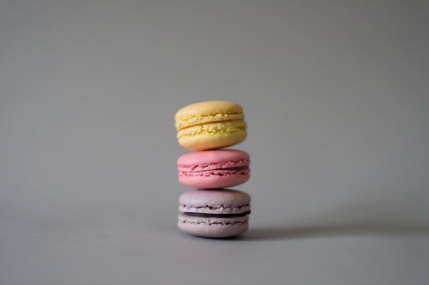 Foto de bolos de macaron coloridos pequenos muffins franceses com decoração em fundo branco ou preto